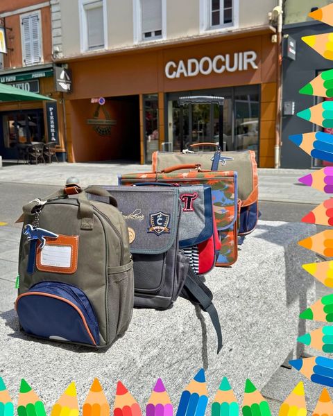 🎒 Et si on prenait un peu d’avance sur la rentrée ? ✏️🌈

Les vacances d’été viennent à peine de commencer… mais les plus beaux cartables sont déjà arrivés chez Cadocuir ! 🤩

Pour les petits aventuriers de maternelle comme pour les écoliers de primaire, découvrez notre sélection de cartables, sacs à dos et accessoires signés Caméléon et Tann’s. 🦎🦕

Des modèles colorés, résistants et pensés pour accompagner vos enfants tout au long de l’année scolaire, avec tout le confort dont ils ont besoin.

✨ Anticiper, c’est aussi avoir le plus grand choix de modèles, de couleurs et de tailles avant la ruée de fin d’été !

📍 Rendez-nous visite en boutique pour trouver le cartable qui fera craquer votre enfant… et qui lui donnera envie de faire sa rentrée ! 😉

#Cadocuir #Rentrée2026 #Cartable #SacÀDos #maternelle