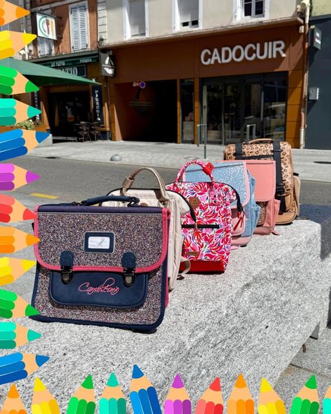 🎒 La rentrée se prépare déjà chez Cadocuir ! ✏️🌈

Parce que choisir son cartable, c’est aussi un petit moment qui marque le début d’une nouvelle aventure… notre sélection pour la rentrée est déjà là ! 🤩

Des paillettes, des couleurs, des motifs fleuris ou léopard… Il y en a pour tous les goûts avec Caméléon et Cabaïa ! 🦎🌸

Et pour compléter le tout, découvrez également les trousses assorties à certains modèles. ✨

Alors oui, les vacances viennent à peine de commencer… mais rien n’empêche de jeter un petit coup d’œil dès maintenant pour avoir le choix ! 😉

📍 Retrouvez toute notre sélection en boutique chez Cadocuir à Albertville.

#Cadocuir #Rentrée2026 #Cartables #SacsÀDos #Caméléon #Cabaïa #RentréeScolaire #Albertville