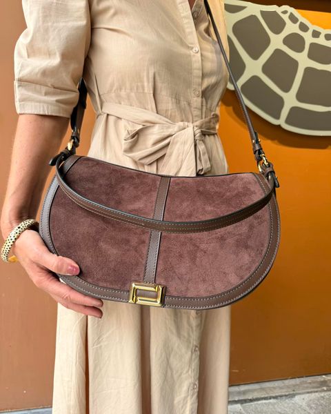 ✨ CÉLESTE DE @lancelparis ✨

Une nouvelle silhouette s’installe chez Cadocuir… 🤎

Avec sa forme gibecière, ses détails en cuir et sa signature Double L, le sac CÉLESTE joue entre élégance et décontraction. Son mélange de matières et son joli coloris marron en font une pièce facile à porter au quotidien.

Disponible en deux formats : M & L, pour s’adapter à toutes les envies. 👜

📍 À découvrir dès maintenant chez Cadocuir.

#Cadocuir #Lancel #CelesteDeLancel #LancelParis #Maroquinerie #SacLancel #SacFemme #NouvelleCollection #ModeFemme #SacEnCuir