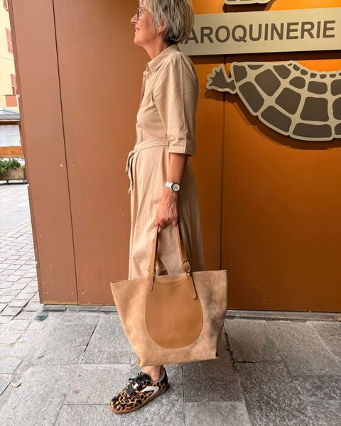 Complice, par @longchamp 🤎

Une silhouette généreuse, un cuir tout doux et ce joli coloris Pécan… difficile de ne pas craquer pour le Cabas XL Complice.

Son format spacieux et ses anses réglables en font un véritable compagnon du quotidien, tandis que le mélange de textures lui apporte cette petite touche chic qu’on aime tant. ✨

Un sac à porter facilement, avec une tenue décontractée comme avec un look plus habillé.

👜 Cabas XL Complice – Longchamp
🤎 Coloris Pécan
📍 Disponible chez Cadocuir, à Albertville.

#Cadocuir #Longchamp #Complice #LongchampComplice #CabasXL #SacLongchamp #Maroquinerie #SacFemme #ModeFemme #Albertville